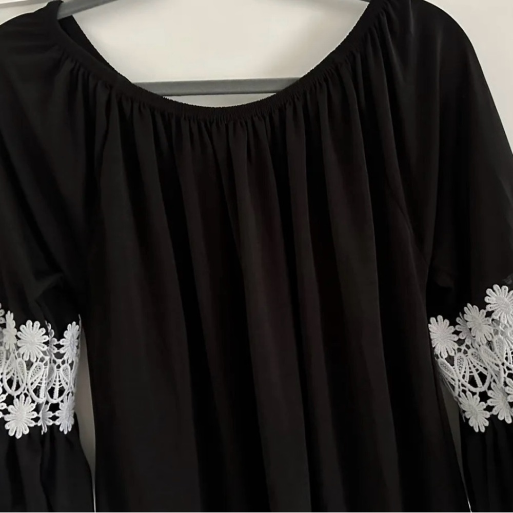 Win Win Women’s black tunic top Bell sleeve Sz L/XL